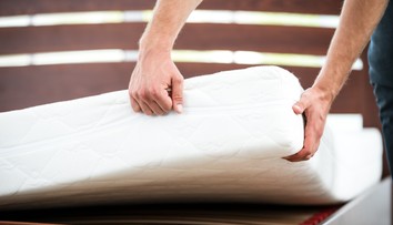 Upratovačka vyhodila starý matrac. Majiteľka v ňom mala peniaze aj rodinné šperky