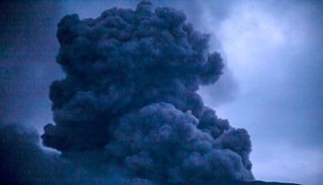 Na Sumatre došlo k mohutnej erupcii sopky Marapi. VIDEO ako z apokalypsy, zahynulo najmenej 11 turistov