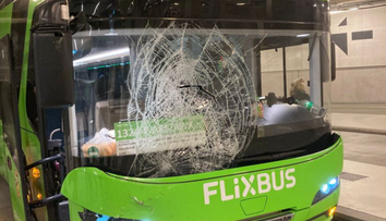 „Dofajčím a ideme ďalej“. Vodič FlixBusu rozbil čelné sklo a pokračoval, cestujúci v panike