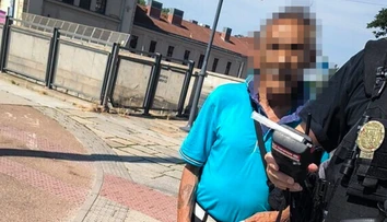 Policajti zastavili vodiča (86). Po tom, čo im povedal, zostali muži zákona ako obarení