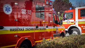 Čelná zrážka dvoch osobných áut pri Krupine má tragické následky. Dve osoby zahynuli a tri sa zranili