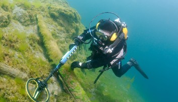 Z dna jazera vytiahli tisíce rokov starý poklad. Mohol patriť rímskym vojakom