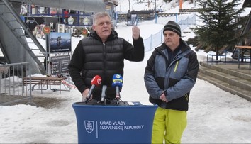 Premiér medzi žiakmi na lyžiarskom: Školy žiadajú vyššie príspevky, Fico reagoval ostro