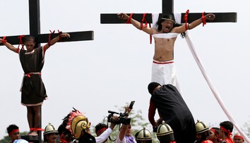 Na Filipínach sa nechali na Veľký piatok symbolicky ukrižovať traja kresťania
