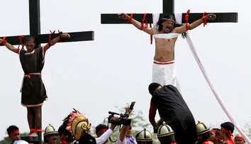 Na Filipínach sa nechali na Veľký piatok symbolicky ukrižovať traja kresťania