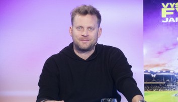 Odviedli ho v putách. Český herec Jakub Prachař údajne spôsobil poriadny rozruch počas letu do Abú Zabí