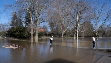 Silný prúd vody zaplavil Sad Janka Kráľa, potopa sa ihneď stala atrakciou