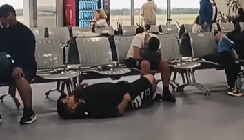 FOTO+VIDEO: Už dávno mali byť na dovolenke, namiesto toho strávili hodiny na letisku. Ozvali sa nám zúfalí cestujúci