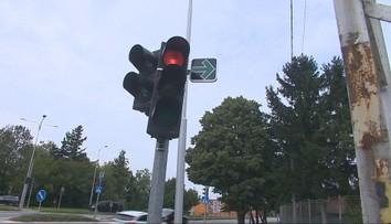 Cez križovatku prejdete, aj keď svieti červená. Nová dopravná značka v Nitre mätie vodičov