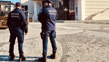 Na lavičke v centre Nitry spal obnažený muž. Policajtov vyzval do bitky