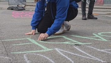 Ďalšia pokuta za kriedový nápis. V Čadci partia kamarátov zaplatila 30 eur