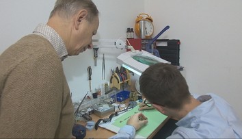 Tradičné remeslo vymiera. Našli sme hodinárov, kde sa odovzdáva z generácie na generáciu