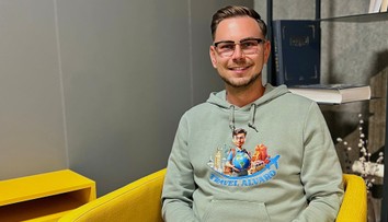 Pozná trik na lacné letenky, bol stevardom a založil cestovku. Najhorší pasažieri? „Do lietadla nosia instantnú polievku,“ opisuje Tomáš