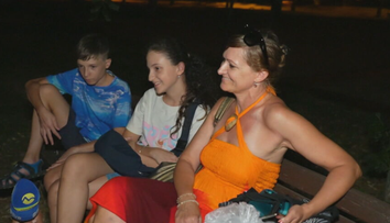 Neznesiteľne horúca noc. Rozhorúčené byty vyhnali rodiny do ulíc a parkov