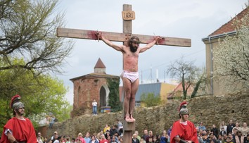 Živá krížová cesta v Prešove prilákala davy ľudí. Ježiša si zahral gréckokatolícky kňaz
