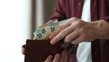 Výplata rastie, no peňaženka to necíti. Ekonóm vysvetlil, prečo máme stále menej peňazí