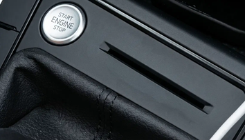 Otvor v aute, ktorý mnohí nepoznajú. Viete, aký je zmysel tejto nenápadnej štrbiny?