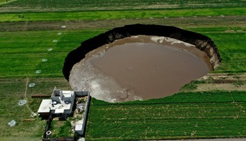 VIDEO: V tesnej blízkosti domu sa vytvorilo mohutné prepadlisko. Zo dňa na deň sa zväčšuje