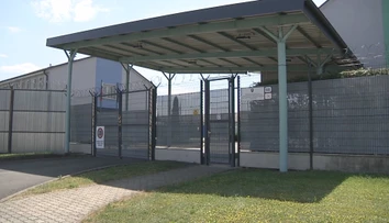 Migranti sa sťažovali na porušovanie svojich práv. Zariadenie v Sečovciach navštívil ombudsman