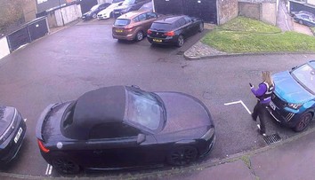 Majiteľ zaparkovaného auta sa nestačil čudovať. Cestári okolo neho namaľovali miesto pre invalidov, potom prišli pokuty