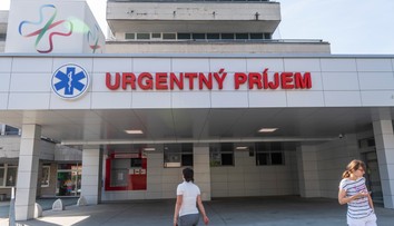 Zúfalý otec po odchode z urgentu prosil susedov o lieky pre choré dieťa. Zobudil ich o tretej ráno