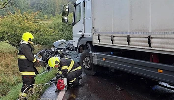 FOTO: Tragická čelná zrážka auta s kamiónom. Vodič nemal šancu prežiť