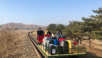 Takúto cestu diplomati ešte nezažili. Severnú Kóreu museli opustiť na ručne poháňanej drezine