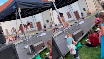 VIDEO: Organizátor slávností vína v českom Třebíči lákal na bohatý program pre deti. Tie nakoniec sledovali striptíz