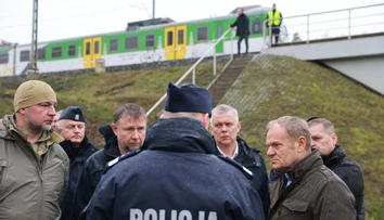 Železničnú trať neďaleko Varšavy zničil výbuch. Podľa premiéra Tuska to vyzerá na sabotáž