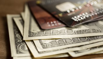 Hotovosť, kreditná alebo debetná karta? Odborníčka radí, ako platiť na dovolenke