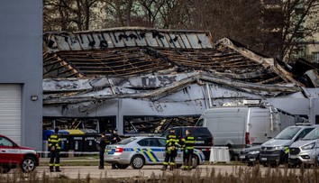 Podozriví zo založenia požiaru v Pardubiciach čelia obvineniu z terorizmu, jedna z osôb bola zadržaná na Slovensku