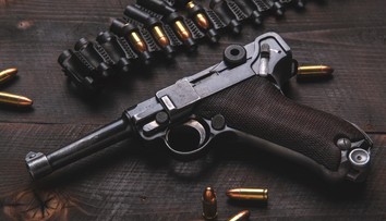 Najcennejšia pištoľ sveta v centre súdneho sporu. Zbraň, ktorá patrila Hitlerovi, zmizla z policajnej stanice