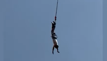 VIDEO: Mužovi sa pri bungee jumpingu roztrhlo lano. Stáli pri ňom všetci svätí