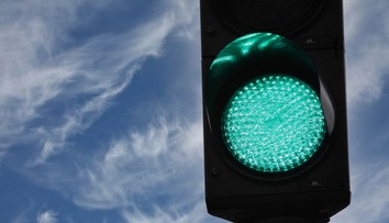 Semafory dostali štvrtú farbu. Vodičov na križovatke prekvapí modré svetlo