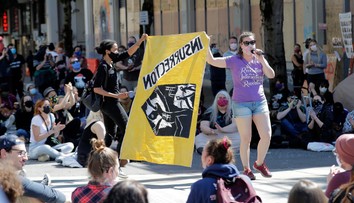 Počas protestov v Seattli zadržali desiatky ľudí, zranenia utrpeli aj policajti