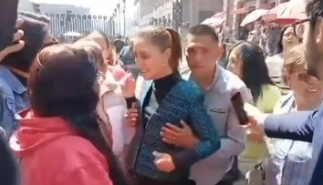 VIDEO: Šokujúci incident poukázal na veľký problém. Mexickú prezidentku priamo pred kamerami sexuálne obťažoval muž