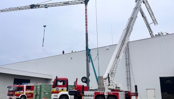 Záchranná akcia pri Malackách: Osoba dostala na streche budovy epileptický záchvat, zasahovali hasiči