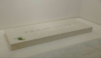 Pred rokom sa zhoršil stav pápeža Františka. Veriaci už vidia rozdiel medzi ním a jeho nástupcom