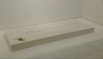 Pred rokom sa zhoršil stav pápeža Františka. Veriaci už vidia rozdiel medzi ním a jeho nástupcom