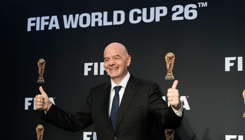 Šéf FIFA je pod čoraz väčším tlakom. Legendy svetového futbalu vyzvali Infantina na odstúpenie