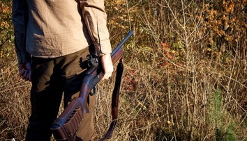 Brutálny omyl na obyčajnej poľovačke. Pri love strelil muž do hlavy kolegu