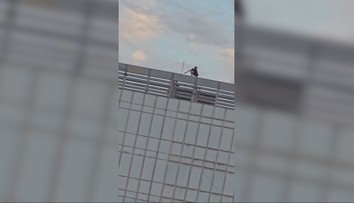 VIDEO: Nebezpečná zábava v Martine. Mladíci vyliezli na konštrukciu výškovej budovy