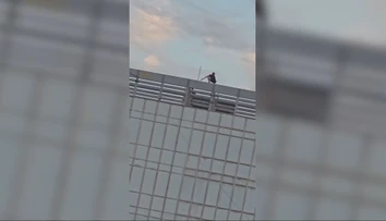 VIDEO: Nebezpečná zábava v Martine. Mladíci vyliezli na konštrukciu výškovej budovy