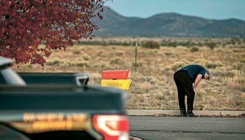 Alec Baldwin dostal zbraň s ostrými nábojmi od asistenta režiséra. Ten o tom nevedel