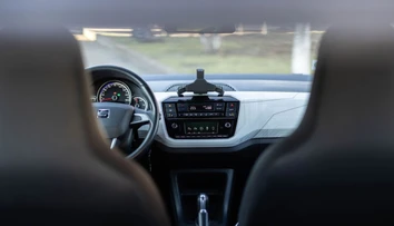 Keď sa auto v lete prehrieva, väčšina vodičov robí chybu. Pomôcť môže niečo, čo znie šialene