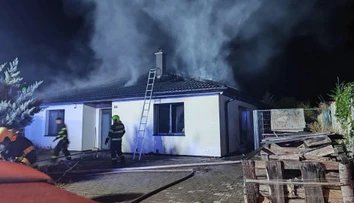 FOTO: Tragédia v Slovenskom Grobe. Pri požiari rodinného domu zomrela žena