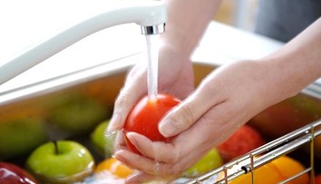 Myslíte si, že ovocie stačí opláchnuť pod vodou? Ide o veľký omyl