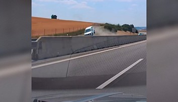 VIDEO: Zábery ako z akčného filmu. Auto po náraze vyletelo do vzduchu