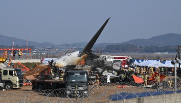 Najmladší na palube zničeného lietadla mal len tri roky. V Kórei havaroval Boeing so 181 pasažiermi, prežili dvaja