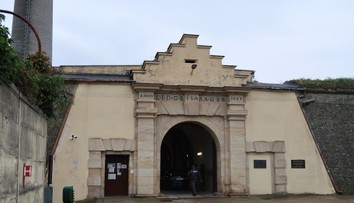 Fyzické útoky na odsúdených aj pašovanie zakázaných predmetov. Obvinili dozorcu z leopoldovskej väznice